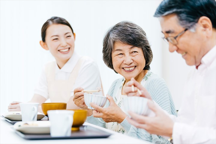 《越谷市》週払いOK・老人ホームでの介護スタッフ！（無資格OK・日勤）