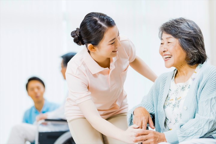 《小平市》週払いOK・ユニット型特別養護老人ホームでの介護スタッフ！（日勤・週4～）