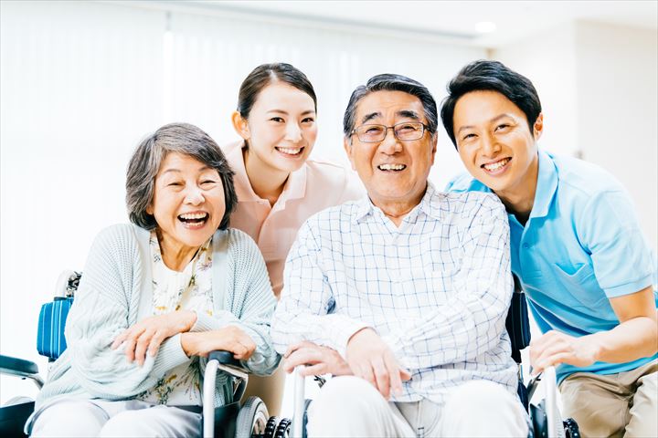 《川崎市川崎区》週払いOK・特別養護老人ホームでの介護スタッフ！（週休2日・日勤）