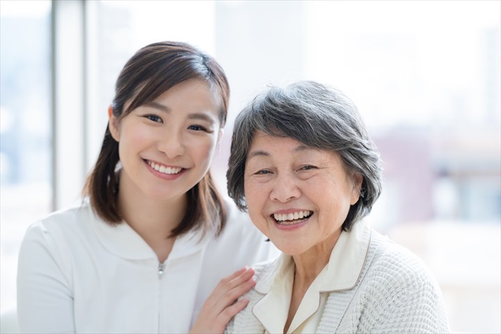 《小平市》週払いOK・ユニット型特別養護老人ホームでの介護スタッフ！（日勤・週4～）