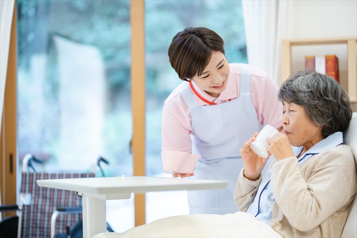 《武蔵野市》週払いOK・有料老人ホームでの介護スタッフ！（週休2日・日勤）