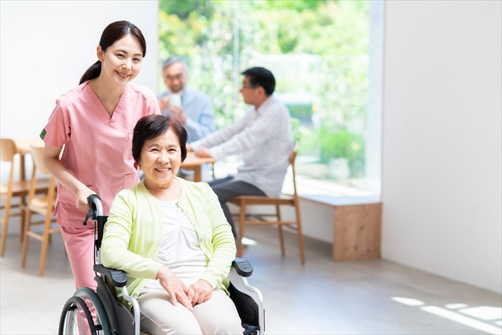 《さいたま市浦和区》週払いOK・特別養護老人ホームでの介護スタッフ！（Web面接OK・週休2日）