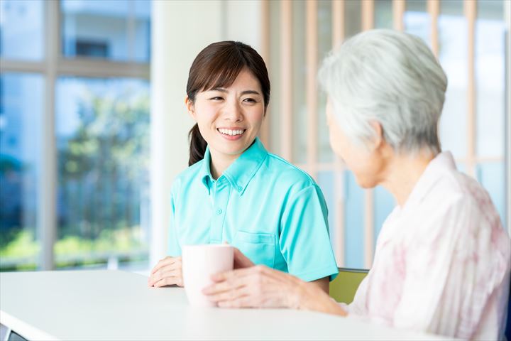 《入間市》週払いOK・介護保健施設での介護スタッフ！（高時給・資格を活かす）