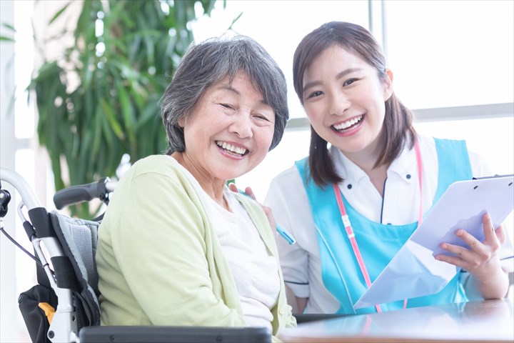 《川崎市高津区》週払いOK・特別養護老人ホームでの介護スタッフ！（週休2日・日勤）