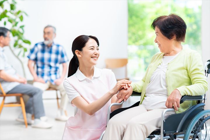 《世田谷区》週払いOK・サービス付き高齢者向け住宅での介護スタッフ！（Web面接OK・高時給）