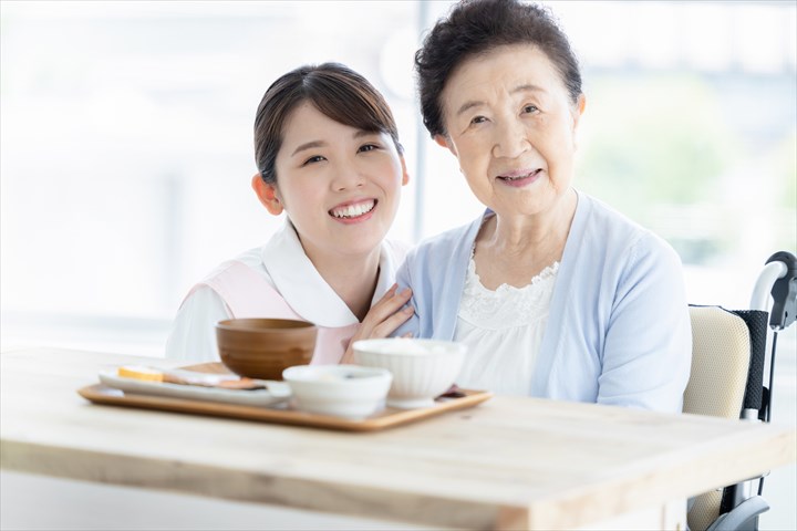 《世田谷区》週払いOK・ユニット型特別養護老人ホームでの介護スタッフ！（日勤・週4～5）