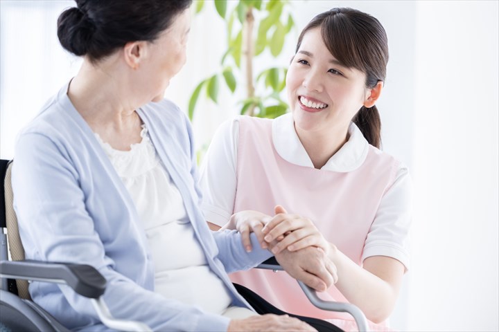 《荒川区》週払いOK・従来型特別養護老人ホームでの介護スタッフ！（週休2日・高時給）