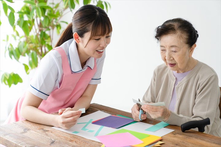 《台東区》週払いOK・特別養護老人ホームでの介護スタッフ！（週休2日以上・日勤）