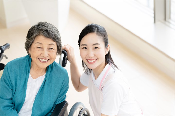 《足立区》週払いOK・老人ホームでの介護スタッフ！（週4～5・日勤）