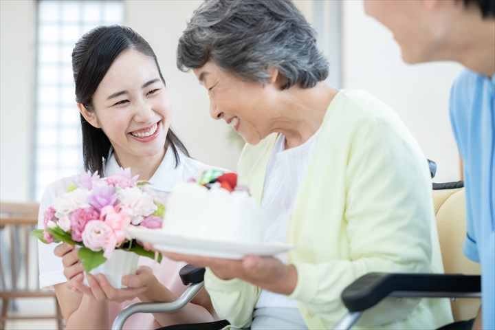 《藤沢市》週払いOK・ユニット型特別養護老人ホームでの介護スタッフ！（週休2日・日勤帯）