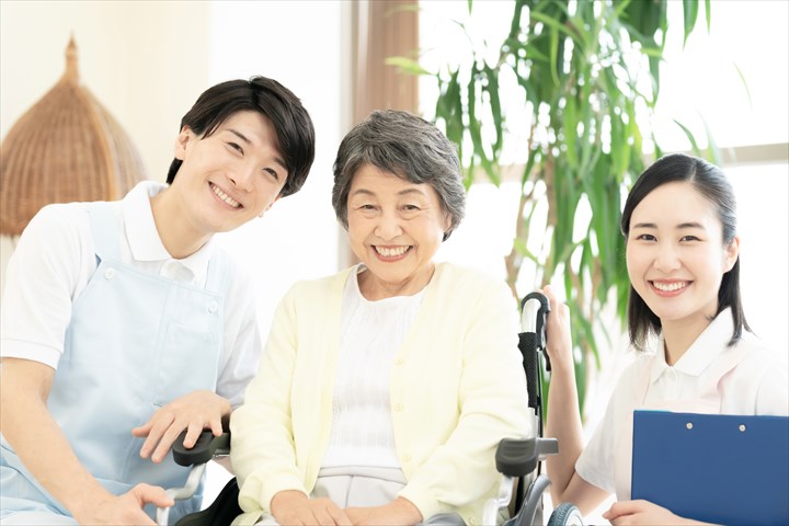 《江東区》週払いOK・従来型特別養護老人ホームでの介護スタッフ！（週休2日・日勤）