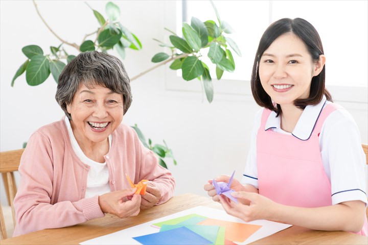 《川崎市川崎区》週払いOK・老人ホームでの介護スタッフ！（週休2日・日勤）