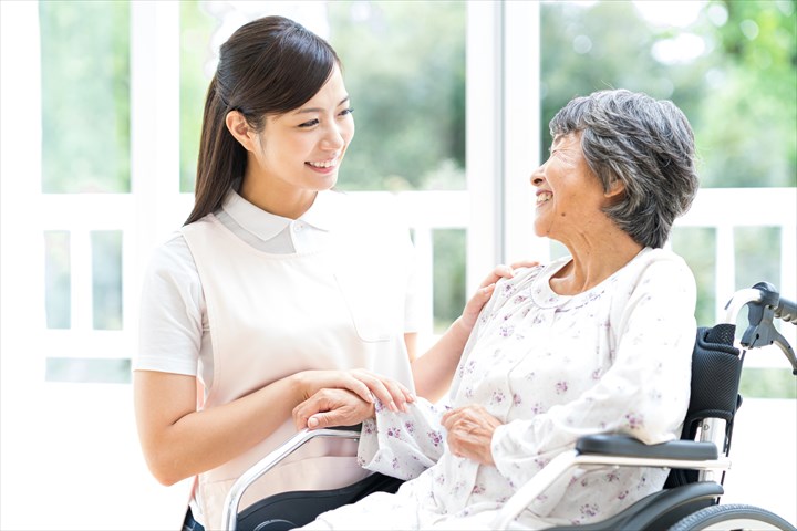 《渋谷区》週払いOK・老人ホームでの介護スタッフ！（週休2日・日勤）