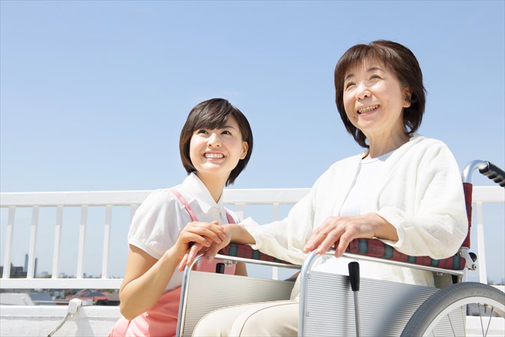 《横浜市神奈川区》週払いOK・老人ホームでの介護スタッフ！（週休2日・日勤）