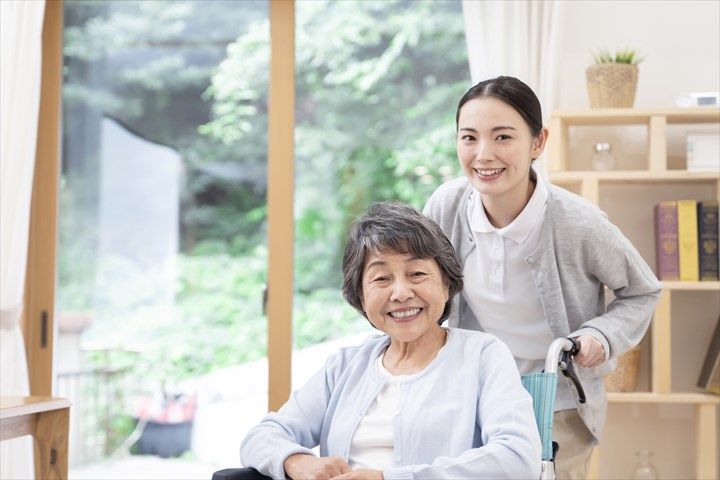 《八王子市》週払いOK・老人ホームでの介護スタッフ！（週休2日・日勤）