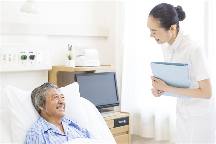 《中野区》週払いOK・老人ホームでの看護スタッフ！（週休2日・日勤）