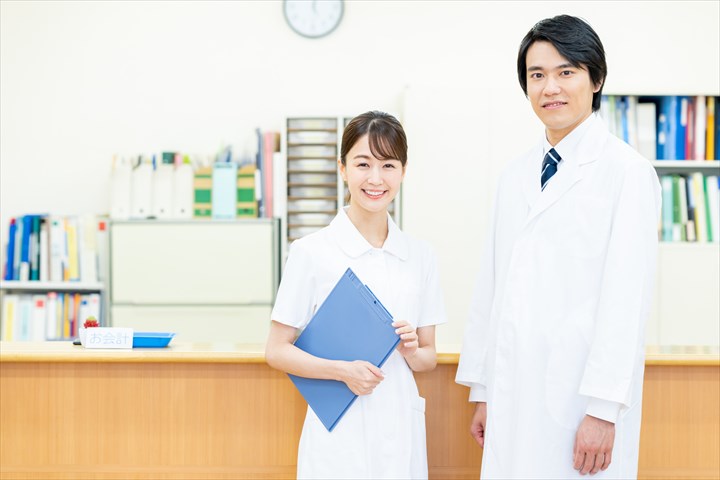 《北区》週払いOK・普通車での個人宅や介護施設への医師や看護師の送迎ドライバー！（Web面接OK・高時給）